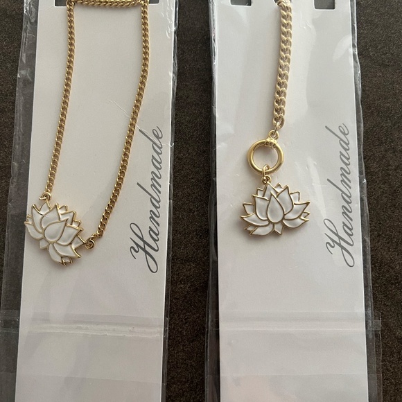 Necklace with a white water lily on a thin chain - Picture 3 of 3